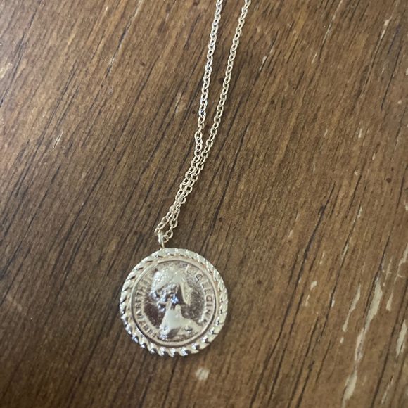 Gold color necklace with coin pendant - Picture 5 of 5